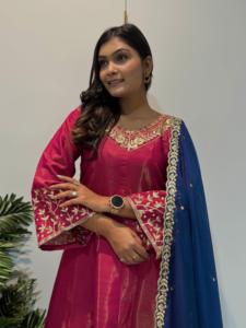 Élégante nouvelle robe traditionnelle Anarkali avec bas et contraste Dupatta superbe ensemble 3 pièces pour les mariages et les événements culturels - Product Image 4