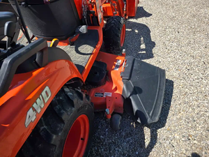 Tractor compacto Kubota BX2380 4WD con motor diésel de 23HP y cargador frontal para un fácil manejo de las tareas agrícolas diarias. - Product Image 2