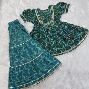 Kurti en coton tendance à imprimé floral menthe avec Sharara et Dupatta pour fête d'enfants - Product Image 1