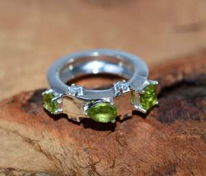 แหวนเพอริดอทด้านเหลี่ยมสีเขียวในเงินแท้ 925 ชุบแพลตตินัม ของขวัญเครื่องประดับผู้หญิงสุดอินเทรนด์ - Product Image 5