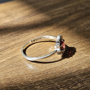 Bague en pierres précieuses en argent fleur grenat à facettes bijoux en argent léger avec incrustation de perles pour les fêtes de mariage en gros disponible - Product Image 4