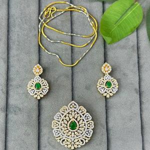 ชุดอัญมณีประดับด้วยเพชรสังเคราะห์สีทองที่น่าดึงดูดใจพร้อมต่างหูสำหรับปาร์ตี้คอลเลกชันการสวมใส่สำหรับผู้หญิง - Product Image 1