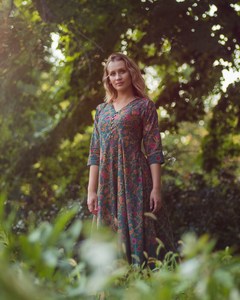 Vestido bohemio hasta la pantorrilla con estampado floral de bosque, verde y rosa, informal, para ocasiones especiales - Product Image 3