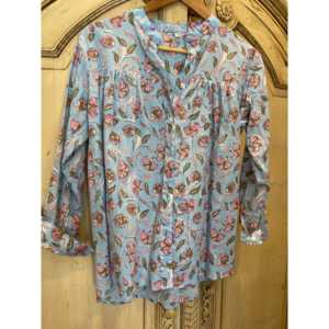 Blusa de Algodón Estampada a Mano KATIE, Popelina Floral de Lujo, Cierre con Botones, Disponible en Talla XL, para Primavera y Oficina - Product Image 1