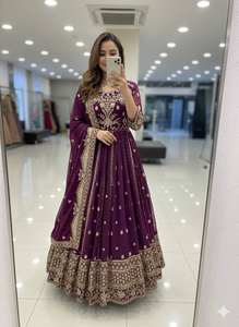 Nouvelle robe de créateur en georgette lourde avec broderie de sequins de 5 mm, ensemble avec pantalon et dupatta - Product Image 5