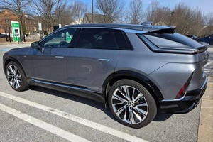 พร้อมจัดส่งปี 2023 แคดิลแลค ไลริค อาร์ดับเบิลยูดี 340 แรงม้า รถยนต์อีวีครอสโอเวอร์ แบตเตอรี่ 102 กิโลวัตต์ชั่วโมง - Product Image 2