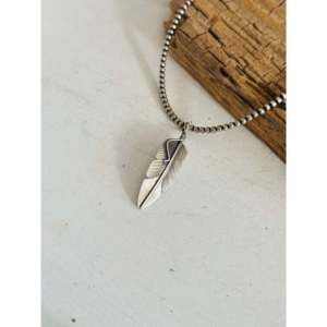 Pendentif Plume Navajo Fait Main en Argent Sterling Plaqué Or Rose et Rhodium, Breloque de Style Religieux, Bijou en Platine, Matière Principale - Product Image 3