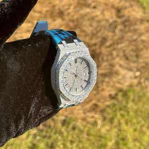 Reloj de Lujo Personalizado con Esfera de Cristal Antiguo, Diamantes Moissanite, Resistente al Agua, de Acero Inoxidable, Completamente Engastado, Correa Ancha de Goma Azul - Product Image 2