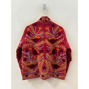 Veste bomber en satin Marigold Bloom pour l'automne, brodée de fleurs rouges ambre bordeaux, style bomber - Product Image 4