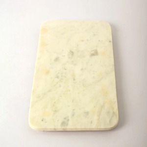 Tabla de cortar de mármol Crema para cortar en la cocina Bandeja de servicio elegante Diseño minimalista Perfecto para cocinar Hornear y regalar - Product Image 1