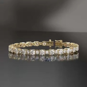 Bracelet rond en or jaune pour femmes avec diamants Cadeau pour la fête des mères Bracelets et joncs en moissanite - Product Image 1