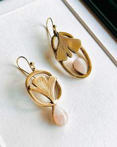 Boucles d'oreilles artisanales en laiton pour femmes avec motifs ethniques et finition antique parfaites pour les tenues de fête indiennes traditionnelles - Product Image 3