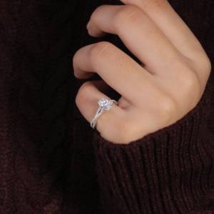 Bague de fiançailles de luxe en laiton plaqué or 14 carats avec zircon de 1,36 carat, bague cocktail ovale tendance avec halo, certifiée IGI - Product Image 2