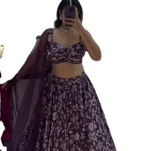 Top hermoso Digital impreso Color púrpura enorme estilo patrón puro Chinon tela de seda Lahenga Choli con una pieza de blusa de punto - Product Image 1