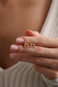 ต่างหูเพชรซิร์คอนรูปแมวเล็ก ต่างหูแมวประดับเพชร ต่างหูสำหรับคนรักแมว เงินแท้ 925 ชุบทอง 14K - Product Image 2