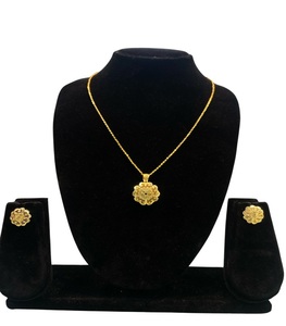 Colección clásica de mujer Montana, pendientes y collar con colgante de piedra natural de corazón pequeño de latón en diseño Flash Sugar - Product Image 1