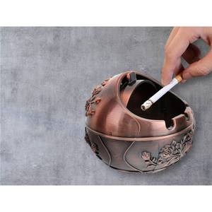 Ceniceros de metal color bronce con diseño en relieve, fáciles de desinfectar, ideales para entornos compartidos de fumadores. - Product Image 4