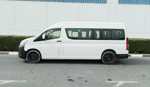 Toyota Hiace AWD Van 2022 avec sièges en cuir, intérieur foncé, d'occasion - Product Image 2