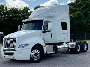 Camión Semi Dormitorio Usado VERY CLAN 2020 2023 2021 INTERNATIONALS LT625 Camión Convencional con Dormitorio - Product Image 3