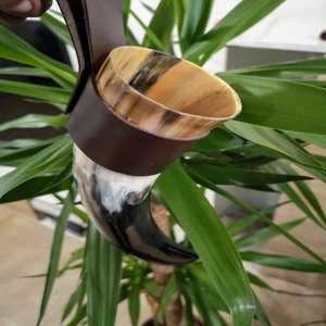 Corne à boire en corne de buffle naturelle polie et sculptée avec support en cuir pour le thé et la décoration de Noël en style ange - Product Image 5