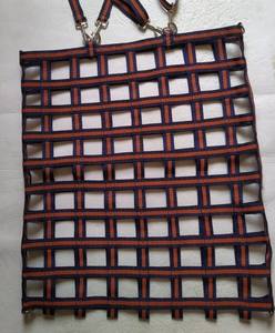 Sac à foin pour cheval pliable de haute qualité, en anglais, avec grille de nourrissage lent, disponible en toutes les couleurs et tailles, fabriqué en ruban PP, logo personnalisable - Product Image 4