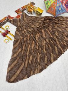 Nouvelle impression numérique Heavy Look en tissu Faux Georgette Gamthi travail avec vrai miroir Codi dentelle Navratri ethnique Lehenga Choli - Product Image 6