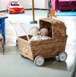 Carrito de madera Montessori, carrito de muñecas, caja de juguetes para niños con ruedas de madera, cochecito de ratán