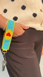 Llavero de Pulsera con Cuentas y Lentejuelas Hecho a Mano, Personalizable y Ecológico, Accesorios Bordados Personalizados para Mamá, Maestra, Día del Juego - Product Image 4