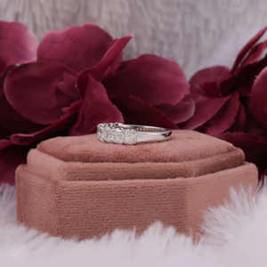 1,80 TCW Radiant Cut Lab Grown Anillo de compromiso Nueve diamantes sin conflictos 14KT ORO SÓLIDO Estilo de moda IGI Anillos finos certificados - Product Image 2