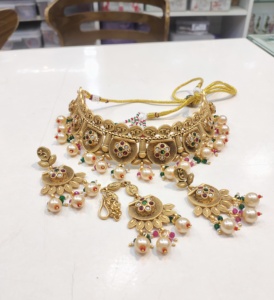 ENSEMBLE DE BIJOUX INDIENS TRADITIONNELS ET À LA MODE EN CUIVRE ENSEMBLE DE BIJOUX DE MARIAGE POUR FEMMES BOUCLES D'OREILLES ET COLLIER - Product Image 1