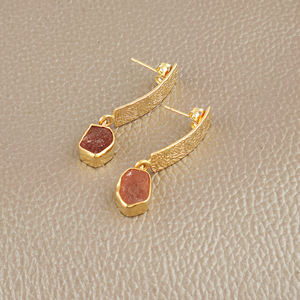 ต่างหูห้อยทรงหยดน้ำประดับด้วยเชอร์รี่ควอตซ์ธรรมชาติ ดีไซน์หรูหราสำหรับผู้หญิง ตัวเรือนทองเหลืองชุบทอง 18k  งานดีไซน์เนอร์ - Product Image 3