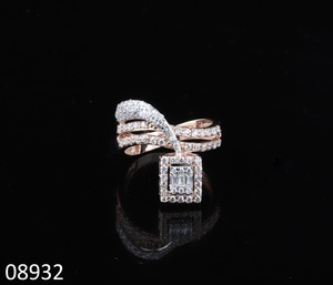 Fournisseur indien Solitaire classique Bague de fiançailles en or massif 18 carats avec diamants de laboratoire pour certification pour un design élégant et intemporel - Product Image 5