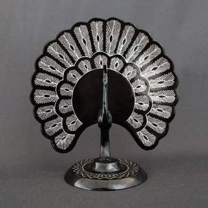 Pieza de exhibición de metal ecológica con incrustaciones de plata hecha a mano para decoración del hogar para ocasiones navideñas y Diwali - Product Image 1