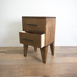 Table de chevet en bois recyclé artisanal, finition noyer, avec pieds inclinés, un seul tiroir et une étagère ouverte pour hôtel et appartement - Product Image 2