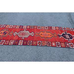 Alfombra Turca Vintage de 2.8x10.5 pies, Alfombra de Lana Herki Roja con Diseño de Patchwork - Product Image 4