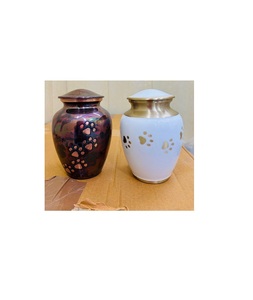 โลงศพสัตว์เลี้ยงขายดีจากอินเดีย โถเผาศพสัตว์เลี้ยง และโถโลหะสำหรับเก็บอัฐิสัตว์เลี้ยง แมว สุนัข โถรักุสำหรับเก็บอัฐิสัตว์เลี้ยง พร้อมรอยเท้าสีทอง - Product Image 1