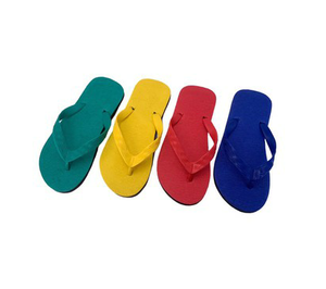 Claquettes plates en caoutchouc souple jaunes personnalisées avec logo, imperméables, pour femmes et filles, idéales pour la plage et les loisirs. - Product Image 2