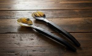 Paire de cuillères et de fourchettes à salade jetables en matériau corne durable avec manche long, outils de table modernes pour les fêtes - Product Image 6