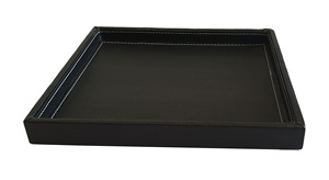 Plateau en cuir noir parfait pour ranger les essentiels quotidiens dans un espace moderne - Product Image 2