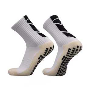 Chaussettes de sport montantes pour jeunes athlètes 100 % coton écologiques pour la saison automne, multicolores, antidérapantes, avec logo personnalisé sur le bord - Product Image 5