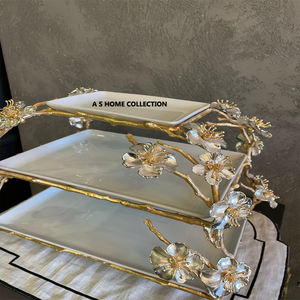 Bandeja para Servir Dulces con Diseño Trenzado, Soporte de Metal Dorado Hecho a Mano para Chocolates, para Uso en Restaurantes - Product Image 2