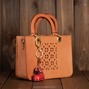 Porte-clés en cuir doré haut de gamme du fournisseur Délicat 3D Martin Boot Pendentif Lovely Car Purse Keychain Holder Top Luxury Leather - Product Image 4