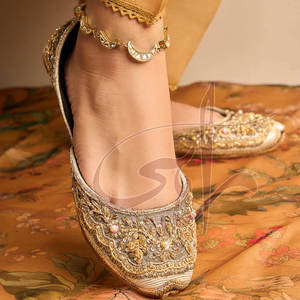Vente en gros de chaussures Khussa pour femmes, sur mesure, en soie brute, antidérapantes, de haute qualité, design tendance, nouvelle arrivée, produit phare - Product Image 2