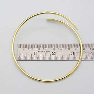 Bracelet de bras en laiton martelé, bijou doré, style bohème, taille ajustable - Product Image 4