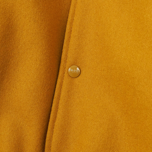 Veste de style universitaire pour homme, jaune moutarde et noire, manches en cuir, doublure matelassée, col rabattu, streetwear urbain tendance - Product Image 3