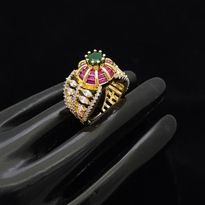 Bague élégante à la mode moderne de meilleure qualité avec finition dorée pour la fonction et la collection de vêtements de mariage pour les femmes et les filles à porter - Product Image 1