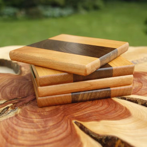 Dessous de verre unique en bois fabriqué à la main, parfait pour apporter de la joie saisonnière rustique aux tables à manger familiales de vacances - Product Image 1