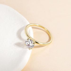 Anillo de Plata de Ley 925 con Moissanita Clásica de Lujo, Engaste de Garras, Plateado y Certificado - Product Image 1