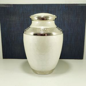 Urna de cremación de latón para adultos, urna de recuerdo de funeral hecha a mano - Product Image 6