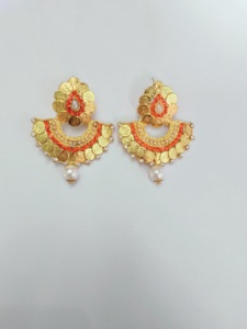 Boucles d'oreilles indiennes serties de boucles d'oreilles Jhumka plaquées or 22CT bijoux pour femmes portées par les exportateurs indiens - Product Image 3